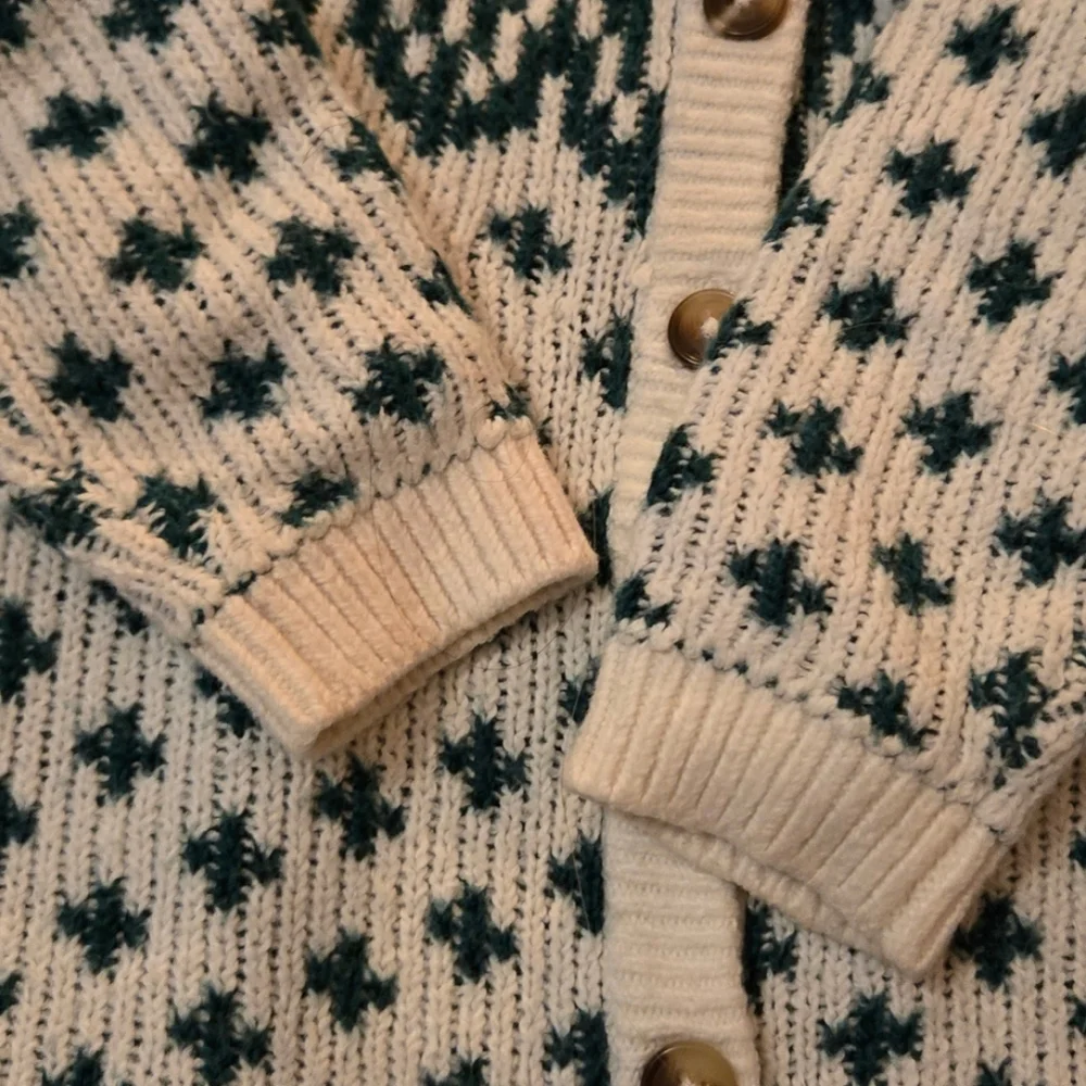 Old Navy Cream and Green Patterned Kids Footie 18 - 24 M